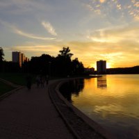 Тихий летний вечер на городском пруду :: Андрей Лукьянов
