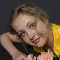 Девочка с цветами :: Ольга Захарова