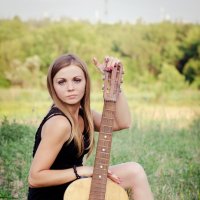 Девушка с гитарой :: Марина Теплицкая