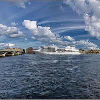 Лайнер Silver Whisper у Благовещенского моста ( Санкт - Петербург)...и облака..облака.. :: Алла Allasa