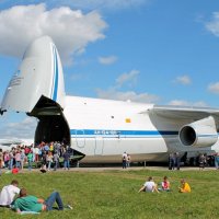 Самолет Ан-124-100 «Руслан». Очередь на экскурсию в кабину экипажа. :: Анастасия Яковлева