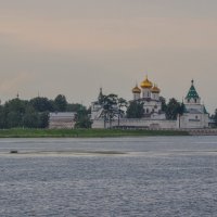 Монастырь на берегу Волги :: Сергей Тагиров