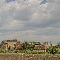 Сельская развалина :: Константин Бобинский