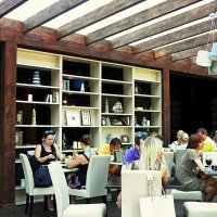 Летнее кафе в Дзинтари :: Любовь Изоткина