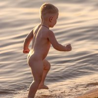 Ребенок на пляже :: Евгений Басакин 