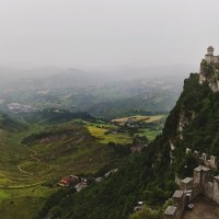Вид на Крепость Честа (Фратта), Сан-Марино :: Анатолий Сазонов