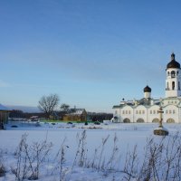 Вид со стороны Святого озера на Успенский храм с трапезной в Крыпецком монастыре :: Елена Павлова (Смолова)