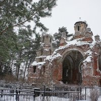 Развалины храма свт. Николая Чудотворца на Вревском кладбище :: Елена Павлова (Смолова)