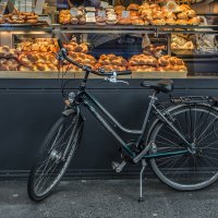 Bike and delicious buns :: Dmitry Ozersky