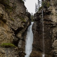 Водопад, Johnston Canyon :: Константин Шабалин