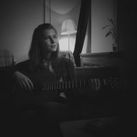 Девушка с гитарой... :: Павел Зюзин