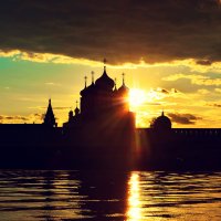 Солнышко садиться в монастырь. :: Юлия Кожухарь