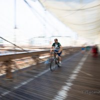Велосипедист на Бруклинском мосту :: Татьяна Пустовойтова