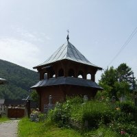 Деревянная   звонница   в   Яремче :: Андрей  Васильевич Коляскин