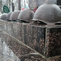 Каски погибших воинов у монумента ВОВ :: Serega  