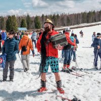 Байкальск. Гора Соболиная. Спуск в купальниках. :: Rafael 