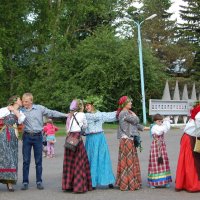 Поцелуи в хороводе :: Надежда 