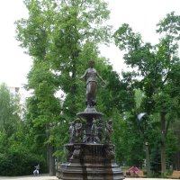 Лядском саду открылся фонтан с бронзовой скульптурой девушки с кувшином... :: Наиля 