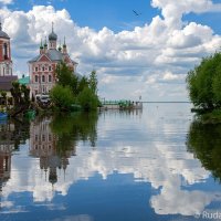 Между небом и водой. Церковь Сорока мучеников при впадении реки Трубеж в Плещеево озеро. (Переславль :: Сергей 