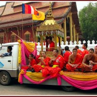 Монахи из Луанг-Прабанга :: Евгений Печенин