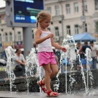 Будний день возле фонтана :: Валерия Похазникова