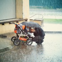 Отец прячет детей от дождя :: Виктория Альшанец