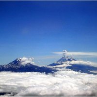 Действующий вулкан Попокатепельтл и гора Спящая женщина - снимок из самолета. :: Наталья Портийо
