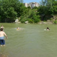 На   реке   Быстрице   Солотвинской   в   Ивано - Франковске :: Андрей  Васильевич Коляскин