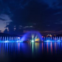 Вечерние фонтаны на озере Абрау. :: Анатолий Щербак