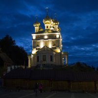 Плёс.Золотые купола Воскресенской церкви :: Слава 