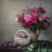 Натюрморт с персиками и садовыми розами :: Ирина Приходько