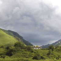 Пейзаж с домом у бархатных холмов :: M Marikfoto