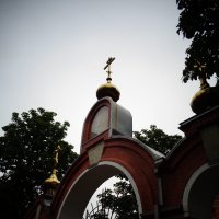 Ворота в православную церковь в городе Нарва. (Эстония). :: Светлана Калмыкова