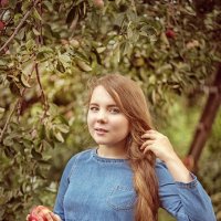 Девочка в саду :: Катерина Фомичева