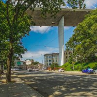 ул. Светланская Владивосток  (под мостом) :: Эдуард Куклин