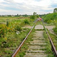 Вечер, гуляющие дети. :: Александр Бурилов