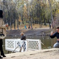 В парке во время свадьбы (фото с контрастом величин и с сюжетом на ближнем и среднем плане) :: Наталья Чистополова