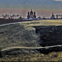 Свенский монастырь на фоне палёной травы :: Дубовцев Евгений 