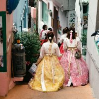 Девочки в национальных платьях Ханбок :: Станислав Маун