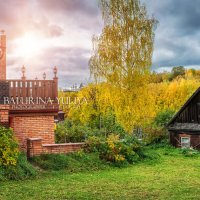 Вросший в землю старенький дом в осеннем Плёсе :: Юлия Батурина