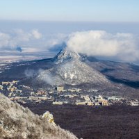 Вид со склонов горы "Беш-Тау" на "Развалку" и "Железную гору" :: Диана 