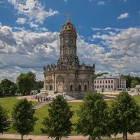 Усадьба и знаменитая церковь Дубровицы. :: юрий макаров