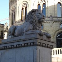 Скульптура льва у парламента Осло :: Natalia Harries