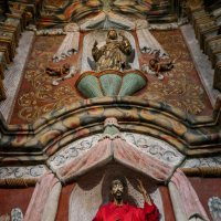 Св. Франциск Ксаверий (внизу, здесь он в красном одеянии) в одноименной церкви (Аризона, США) :: Юрий Поляков