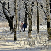 Мальчик и девочка гуляющие по Парку... :: Sergey Gordoff