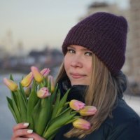 С тюльпанами. :: Саша Бабаев