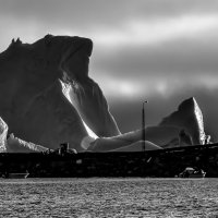 В Гренландии "освещают" айсбергы :: Георгий А