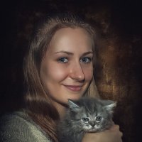 Девушка с котенком :: Sergey Komarov