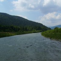 Река  Прут   и   Карпатские   горы   в   Делятине :: Андрей  Васильевич Коляскин