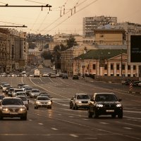 вечерний город манит огнями, за которыми скрывается похоть, разврат и чуточку света... :: Дмитрий Седых